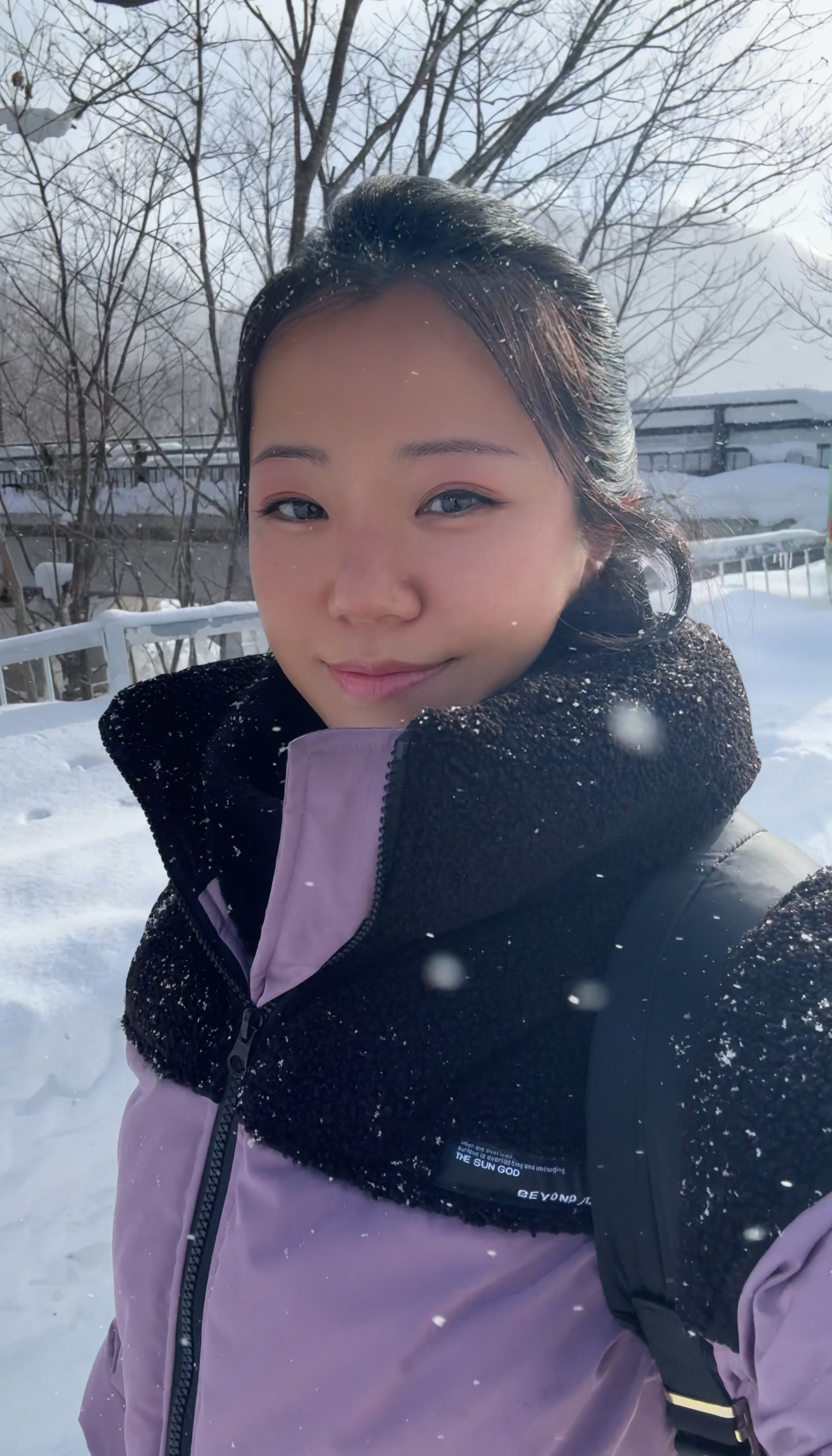 雪景色の中で最初の一歩を踏み出す運営者